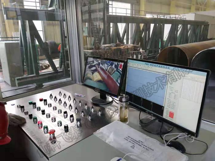 探傷設(shè)備操控臺(tái).jpg 探傷設(shè)備操控臺(tái).jpg